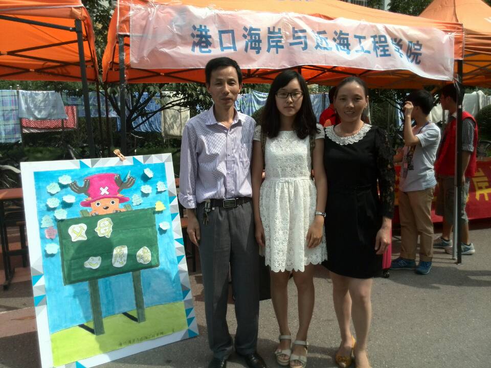 新生与家长在“家长祝福墙”前合影